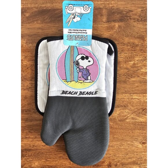 Snoopy Beach Beagle Oversized Oven Mitt and Pot Holder Set - Picture 2 of 6
